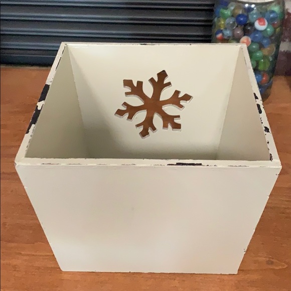8”x8” Farmhouse wooden tote with snowflake cutout - Picture 3 of 6